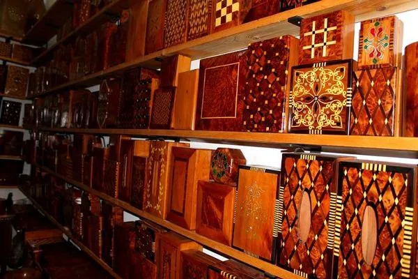 Maroko | Przedmioty z tui są pięknie zdobione macicą perłową oraz malowanymi lub wypalanymi wzorami