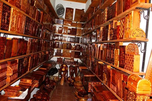 Maroko | Sklepik z drewnianymi dziełami sztuki