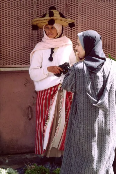 Maroko | Jak wygląda mendil możemy zauważyć na powyższym zdjęciu (jedna z kobiet ubrana jest w spódnicę z tego materiału)