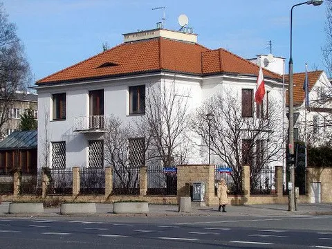 Biała willa z czerwonym dachem przy ulicy – siedziba Ambasady Maroka w Warszawie