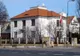 Biała willa z czerwonym dachem przy ulicy – siedziba Ambasady Maroka w Warszawie